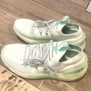 BRAND NEW UNDER ARMOUR Running Shoes 'HOVR Phantom’. Size 9